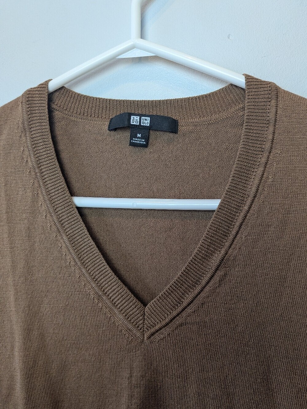 UNIQLO 100% Wool Women Sweater V Neck Brown Color Size Medium Classic Fit - Picture 2 of 9